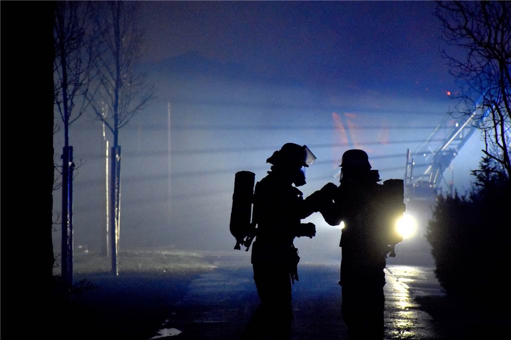 Die Feuerwehrleute gingen unter schwerem Atemschutz gegen die Flammen vor. Aus Gronau war deswegen eigens ein Spezialfahrzeug für die Versorgung mit Atemluft angerückt.
