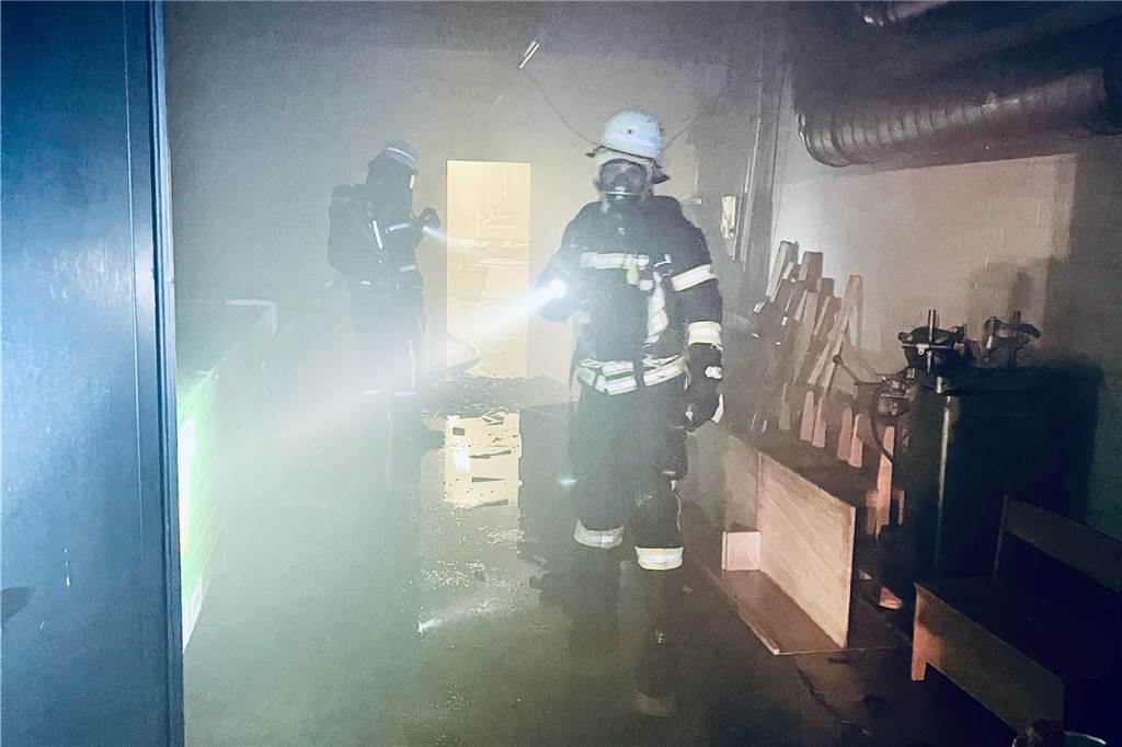 Feuerwehreinsatz in Caritas-Werkstatt: Brennende Werkbank löste Alarm aus Die Feuerwehrleute hatten schnell die Ursache für die ausgelöste Brandmeldeanlage gefunden.