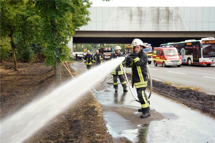 Feuerwehr und Polizei löschten an der Emscherallee vertrockneten Rasen Die Feuerwehrleute konnten die brennende Grünfläche an der Emscherallee nahe der A2 in Mengede schnell löschen.