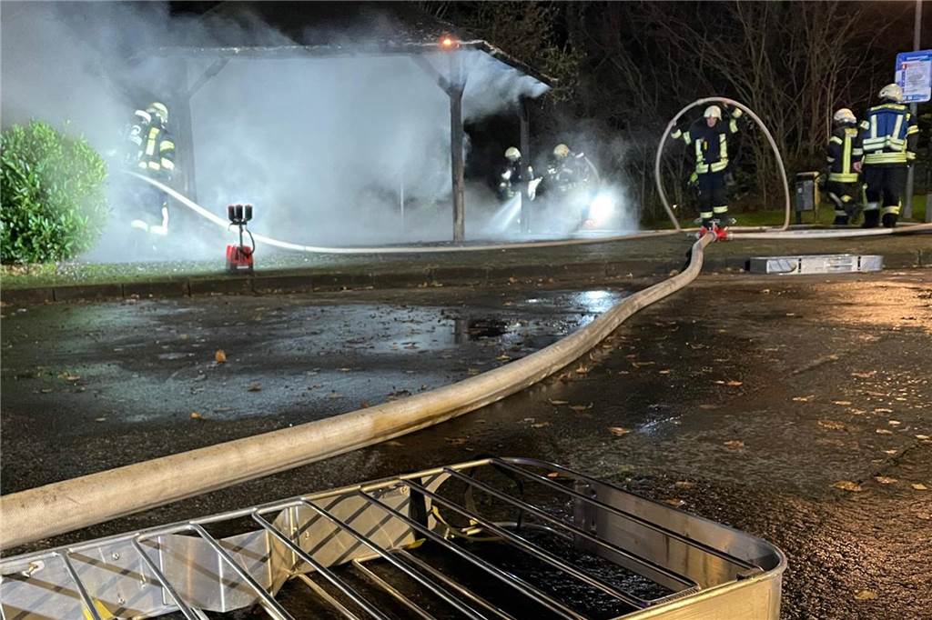 Feuerwehrleute bei der Arbeit