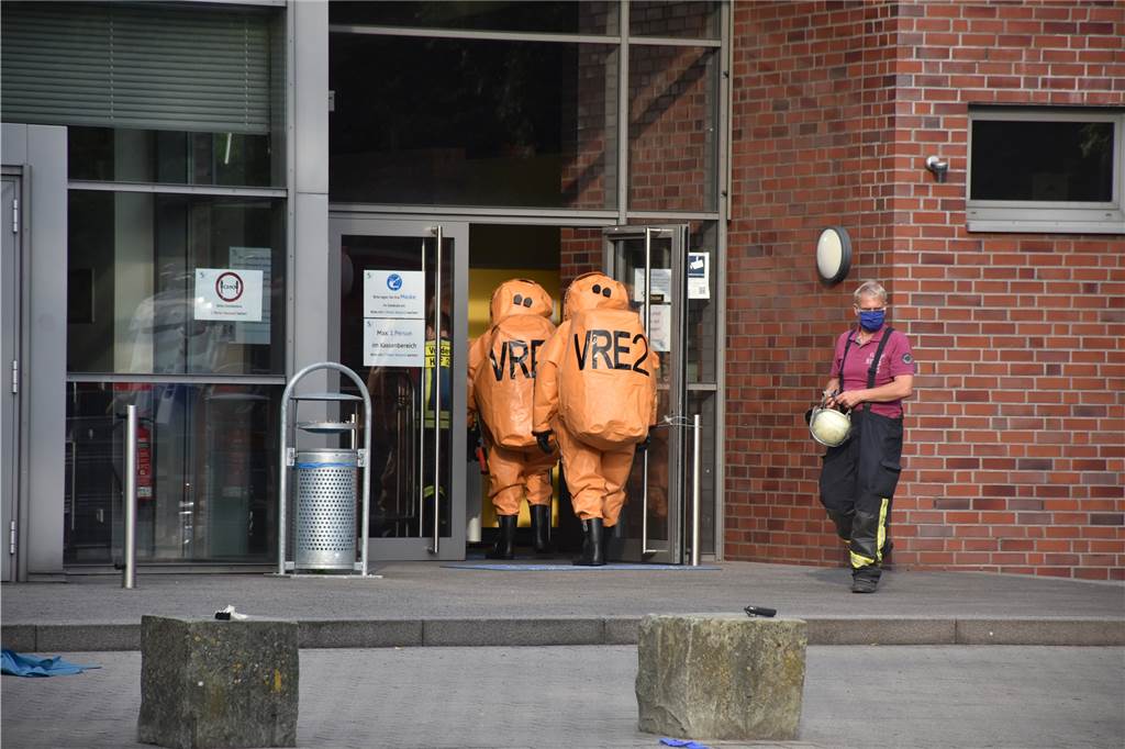 Großeinsatz der Feuerwehr: Vredener Freibad wegen giftiger Dämpfe geräumt Die Feuerwehrleute rückten in schweren Vollschutzanzügen zu den rauchenden Chemikalien vor.