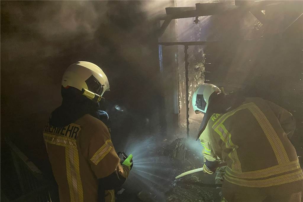 Mülltonnen in Raesfeld gerieten nachts in Brand: Wohnhaus in Gefahr Feuerwehrleute löschen die brennenden Mülltonnen