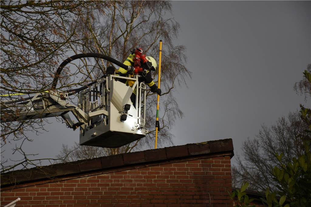 Mit Video: Brand am Dülmener See - Rauch in der Gaststätte Ahoi Die Feuerwehrleute durchbrachen die Dachpfannen der Gaststätte.