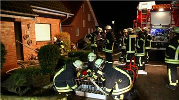 Die Feuerwehrmänner waren bei einem Kellerbrand im Einsatz.