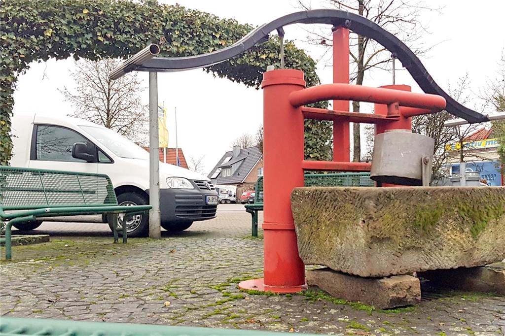 Platzumgestaltung in Heek soll zwei Aspekte in Einklang bringen Die Feuerwehrpumpe wird derzeit im Bauhof verwahrt und soll später wieder auf dem umgestalteten Platz aufgestellt werden.