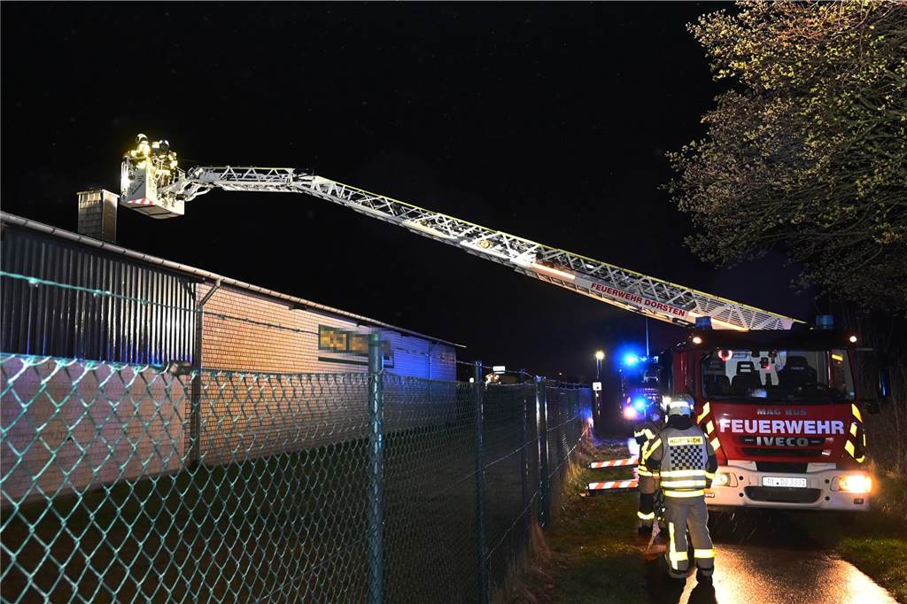 Feuer und starker Funkenflug in Wulfen schreckten Anwohner auf Die Feuerwerhr stoppte die Verbrennung und kontrolliertenauch den Kamin vom Dach des Gebäudes aus. Hierzu wurde eine Drehleiter in Stellung gebracht.