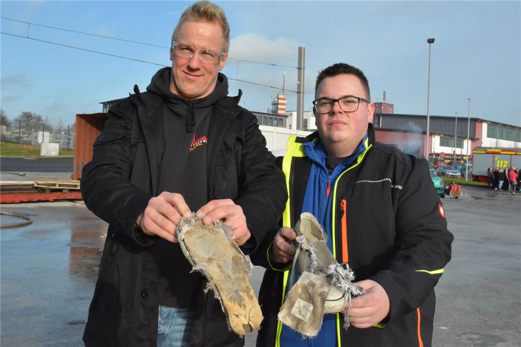 Video: Das passiert mit einer Hand, wenn ein illegaler Böller darin explodiert Die Feuerwerker Danny Seck und Malte Jürgens zeigen, was von den Schuhen übrig ist, in denen Böller gezündet wurden.