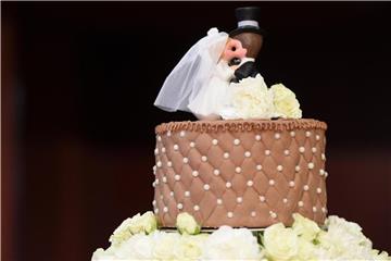 Die Figur eines Brautpaars steht auf einer Hochzeitstorte. Foto: Felix Kästle/Archiv