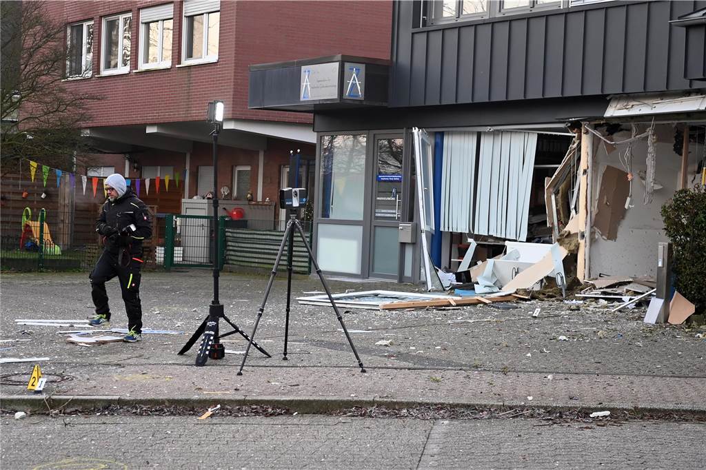 Zwei heftige Explosionen schrecken Anwohner auf: Geldautomat gesprengt Die Filiale ist komplett verwüstet.