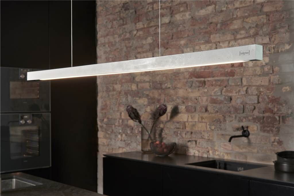 Jens Maaßen stellt in seiner Manufaktur Hausnummern, Fensterbänke und Lampen aus Beton her Die filigrane Betonlampe hat einen Design-Preis gewonnen.