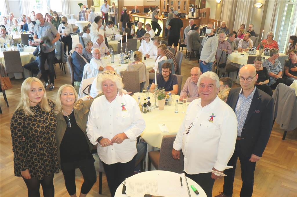 Film in Spielfilmlänge informiert über Engagement der Gagu-Zwergenhilfe Die Filmemacherin Tanne Brodel (2.v.l.) und ihre Tochter Shelley-Sue Brodel (l.) erhielten am Mittwoch im Saal des Landhotels Voshövel viel Beifall von den Gästen, viel Lob von den Gagu-Vertretern Gudrun Gerwien (Mitte) und Dieter Schmitt (2.v.r.) und von Stephan Proff (r.), dem amtierenden Präsidenten des Rotary-Clubs Lippe-Issel.