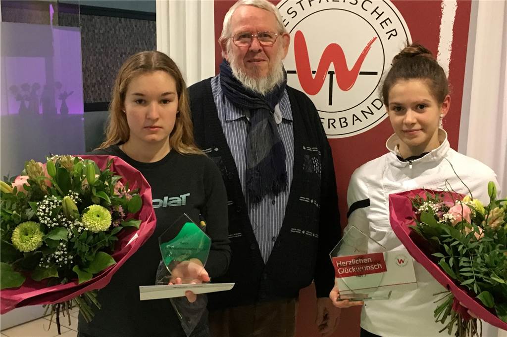 Dorstener feiern Doppelsieg bei der Bezirksmeisterschaft Die Finalistinnen bei den Damen: die neue Bezirksmeisterin Deborah Muratovic (r.) und die Zweitplatzierte Pauline Hirt. In der Mitte Turnierleiter Ludger Niehoff.