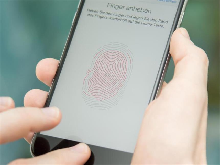 Neuheiten von Apple: Das iPhone 6S und 6S Plus im Test Die Fingerabdruckerkennung über TouchID funktoniert nun wesentlich schneller als mit früheren Modellen. Foto: Andrea Warnecke