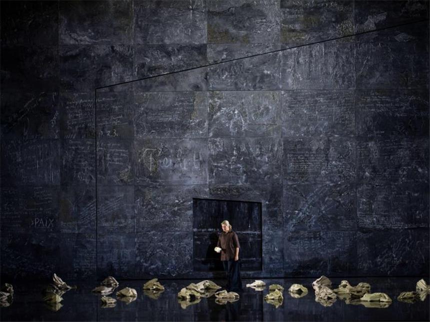 Berliner Staatsoper eröffnet Saison mit "Fidelio" Die finnische Sopranistin Camilla Nylund als Leonore bei der Probe. Foto: Gregor Fischer
