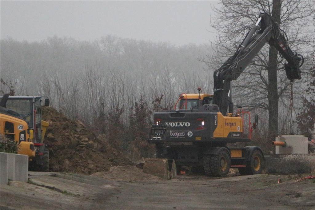 Im Erningfeld sind die Bagger angerollt: Straßenendausbau ist gestartet ein Bagger hebt einen Schacht