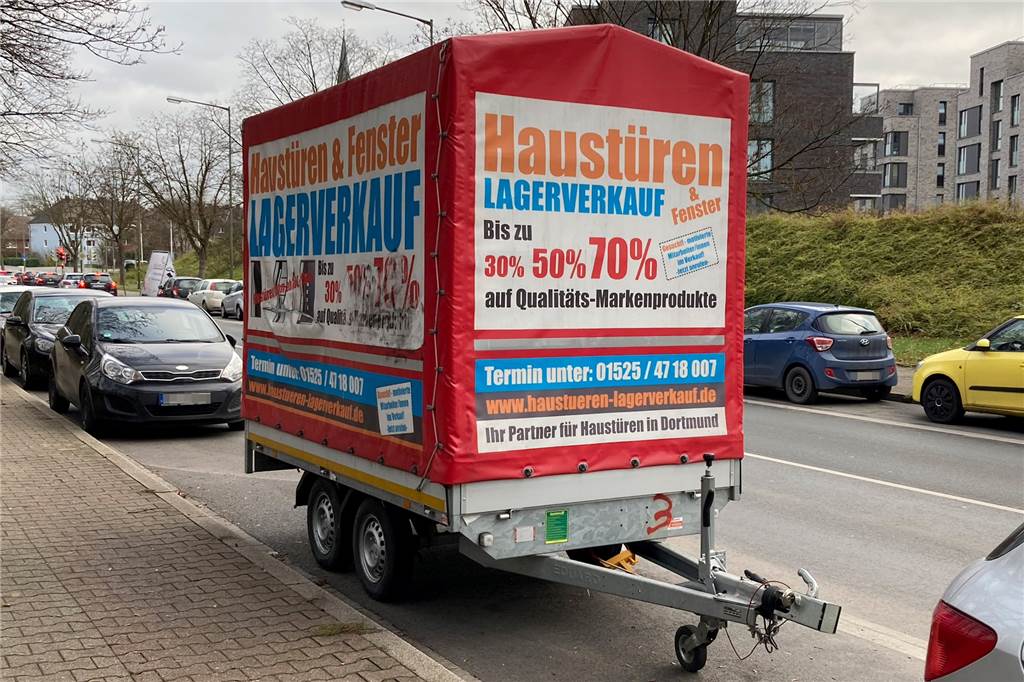 Dürfen die das? Werbefahrzeuge blockieren Parkplätze in Lünen Die Firma, der dieser Anhänger gehört, hat überhaupt keinen Sitz in Lünen - sondern in Dortmund.