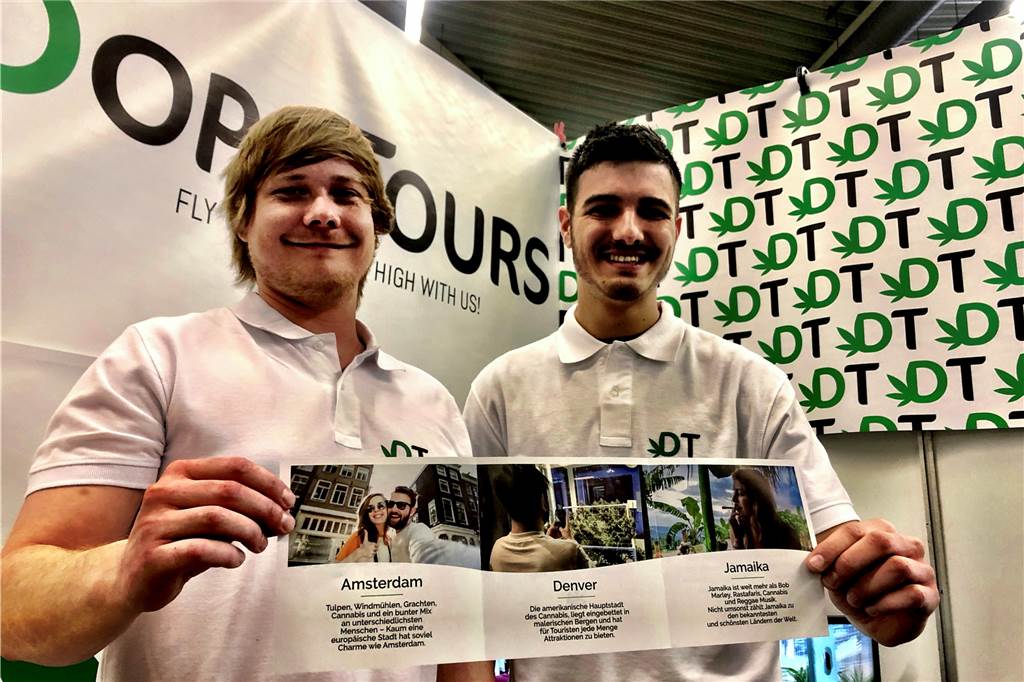 Hanf-Messe in Dortmund: „Grünes Gold“, „Zero Bock“ und Kiffer-Reisen für jeden Geldbeutel Die Firma, die Julian Voß und Alexander Mogilowski mit einem weiteren Partner betreiben, heißt "Dope Tours", der Name ist Programm. So wie das Firmenmotto "Fly with us - get high with us". Drei Ziele bieten sie an: Amsterdam, Denver und Jamaika.