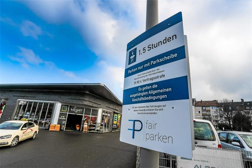 Ärger über Knöllchen auf Supermarkt-Parkplätzen Die Firma "Fair Parken" kontrolliert im Auftrag des Edeka an der Märkischen Straße, ob auf den Kundenparkplätzen auch wirklich nur Kunden stehen.