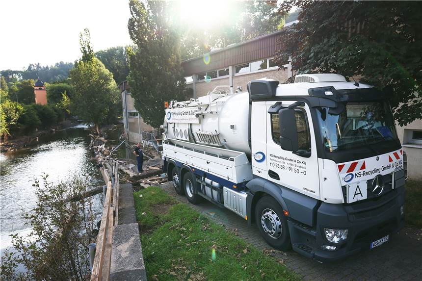 Experte: Nach Flutkatastrophe noch monatelang belastetes Wasser Die Firma KS Recycling entsorgt kontaminiertes Wasser. Das Wasser in den Hochwassergebieten könne noch monatelang belastet sein, so ein Experte der Firma.