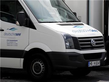 Die Fischmanufaktur «Deutsche See» hat vor rund sechs Jahren seinen Fuhrpark komplett auf VW-Konzernfahrzeuge umgestellt. Foto: Ingo Wagner