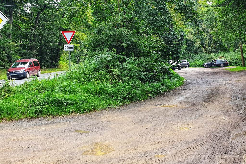 Wohnmobilstellplätze: Wann erwacht Heek aus Dornröschen-Schlaf? Die Fläche des "Hundeparkplatzes" unweit des Kreisverkehrs Gabelpunkt ist im Besitz der Gemeinde. Auf den rund 1400 Quadratmetern wäre gut und gerne Platz für drei bis vier Wohnmobilstellplätze.