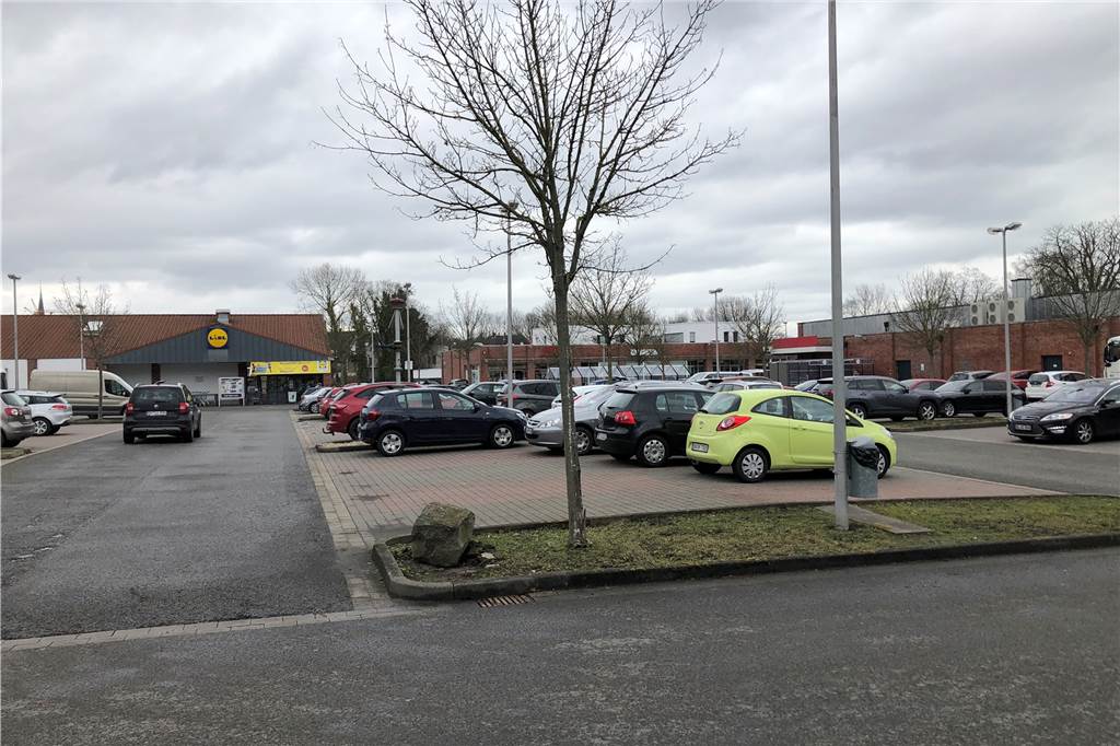 Politik fordert Verkehrskonzept für Husener Eichwaldstraße Die Fläche des Husener Einkaufszentrums soll um einen Lidl-Neubau vergrößert werden. Um das zu ermöglichen, musste Bezirksbürgermeister Werner Gollnick eine Dringlichkeitsentscheidung fällen