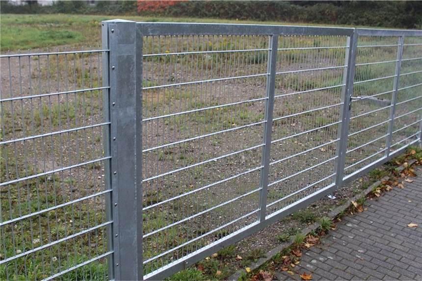 Parkplatz statt Kita und Wohnungen: Trotz Wohnungsnot wird eine Freifläche nicht genutzt Die Fläche hinter dem Zaun nutzt der Revierpark Wischlingen derzeit als Parkplatz bei Großveranstaltungen.