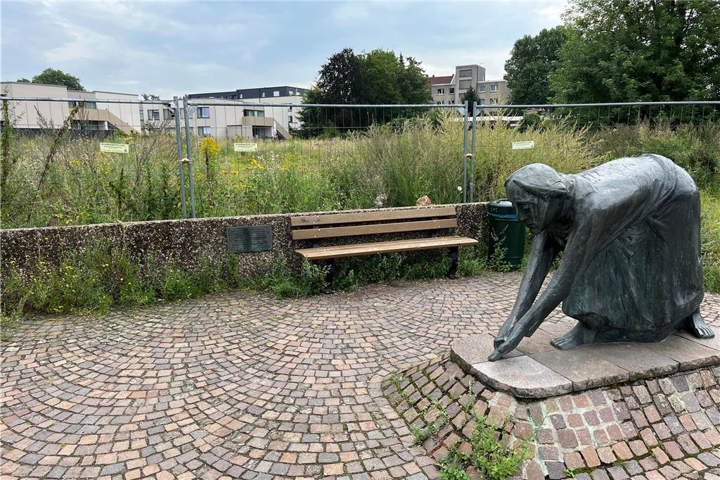 Quartier in Westerholt nimmt Formen an: Mehrfamilienhaus zum Verkauf Die Statue Boonpötterin im Vordergrund, dahinter die Brachfläche an der Johanniterstraße.