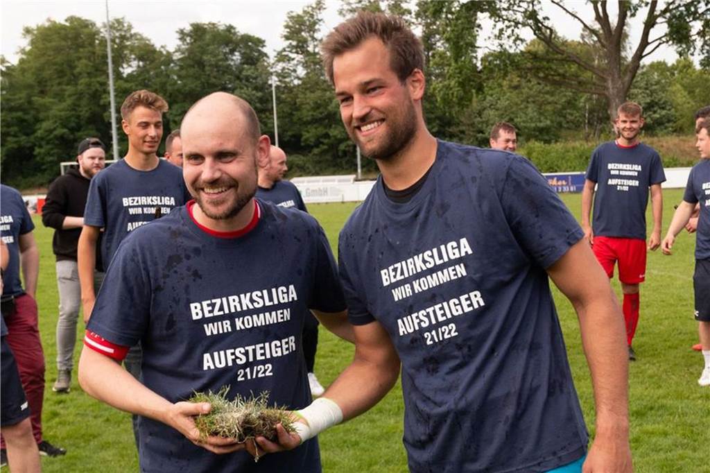 „Haben verdutzt geguckt“: Flaesheimer mit kuriosem Aufstiegs-„Diebstahl“ bei Hochlar Die Flaesheimer Kevin Schulz (l.) und Stephan Koch bekamen von Teamkollege Björn Winkelbeiner den Elfmeterpunkt, vom dem Ersterer traf und Letzterer einen Strafstoß hielt, geschenkt.