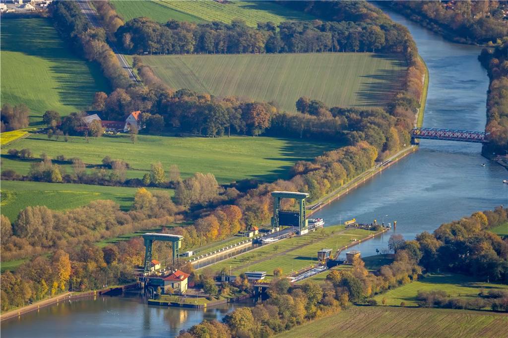 Klima-Blockade: Nur eins von 14 betroffenen Schiffen hatte Kohle geladen Die Flaesheimer Schleuse aus der Luft.