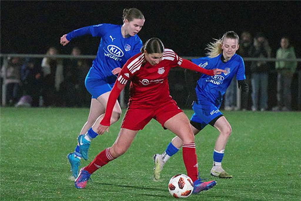 1. FFC schnappt sich mit U17 den Kreispokal Die Flaesheimerin Shanaya Ficilar (rotes Trikot) im Dreikampf mit Celina Mehrkens (l.) und Vanessa Prigan vom 1. FFC Recklinghausen in blauen Trikots.