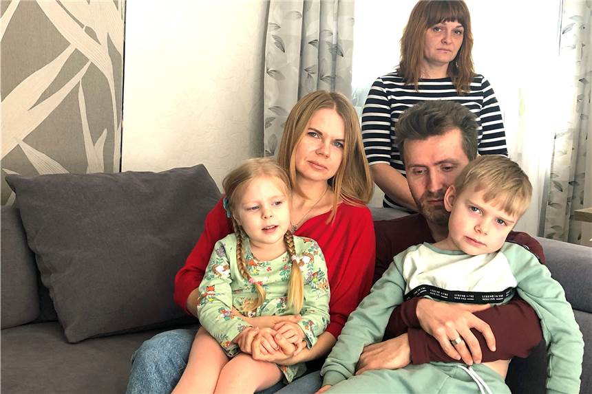 Ukraine-Flüchtlinge erreichen Haltern - Haus von Familie Privalow von Bombe zerstört Die Flaesheimerin Svetlana Pavlov (stehend) hat mit ihrem Mann Volodymyr eine befreundete Familie aus der Ukraine aufgenommen. Der Schrecken des Krieges ist ihr sowie Julia und Dima Privalow mit den Kindern Eva und Platon ins Gesicht geschrieben.