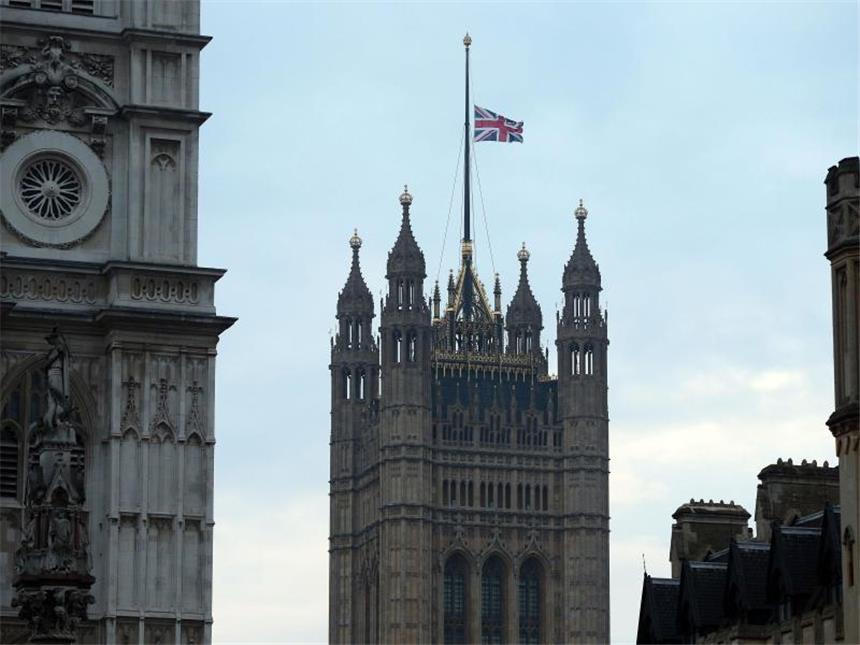 IS bekennt sich zu Londoner Anschlag Die Flagge auf dem Westminster-Palast, dem Sitz des britischen Parlaments, in London weht auf halbmast. Foto: Jonathan Brady