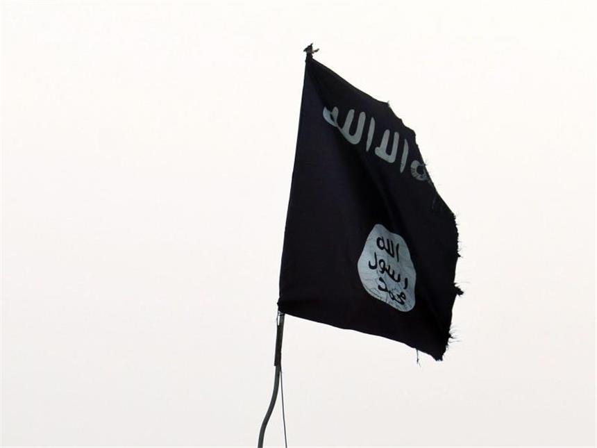 Abdelhamid Abaaoud - Drahtzieher der Pariser Terrorserie? Die Flagge des Islamischen Staats (IS) an einer Straße im Irak. Foto: EPA