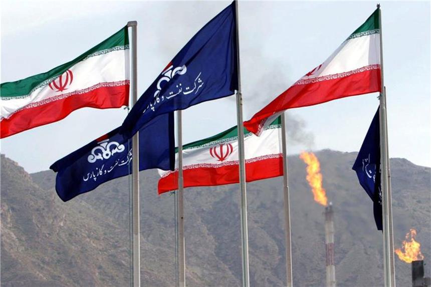 Iran: Total-Embargo der Ölexporte durch USA nicht machbar Die Flaggen des Iran und der nationalen iranischen Ölgesellschaft NIOC wehen auf einem Gasfeld im südiranischen Assalouyeh. Foto: Abedin Taherkenareh/EPA/Archiv