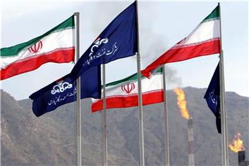Die Flaggen des Iran und der nationalen iranischen Ölgesellschaft NIOC wehen auf einem Gasfeld im südiranischen Assalouyeh. Foto: Abedin Taherkenareh/EPA/Archiv