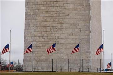 Die Flaggen vor dem Washington Monument wehen am 16. Februar zum Gedenken an die 17 Opfer der Schießerei in Florida auf Halbmast. Foto: Ting Shen/Xinhua