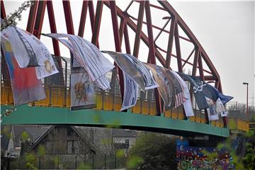 Die Flaggen wehen von der „Künstlerzechenbrücke“ über dem Kulturkanal in Herne. Foto: Wurzel