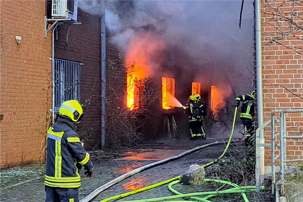 Großbrand auf AV 3/7: Bürogebäude brennt Feuerwehrleute kämpfen auf dem Gelände der ehemaligen Zeche Auguste Victoria (AV) in Marl gegen die Flammen.