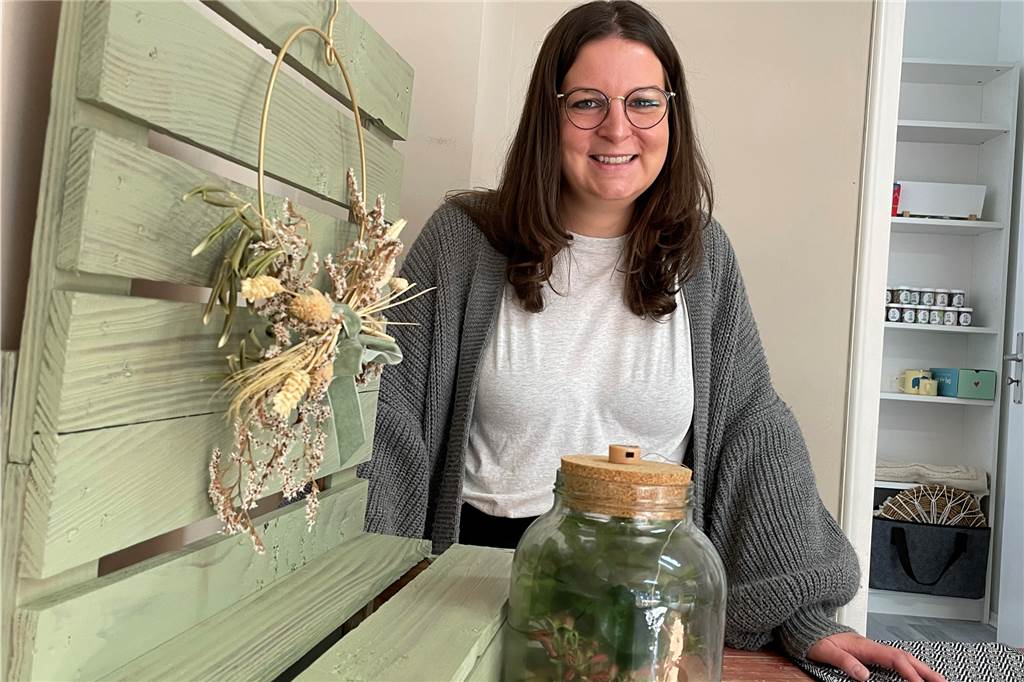 Garten im Glas: Gründerin mit grüner Idee eröffnet neuen Laden in Olfen Die Flaschengärten bilden eigene Biotope auf kleinen Raum. Dieses Exemplar steht seit einem Jahr im Wohnzimmer der Familie. Tamara Fleige hat ihn in dieser Zeit erst einmal gießen müssen, sagt sie.