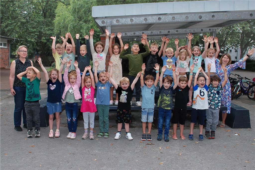 Die Fledermaus-Klasse 1B an der Marktschule besuchen 26 Kinder. Lehrerinnen sind Frau Langkrär und Frau Köster.