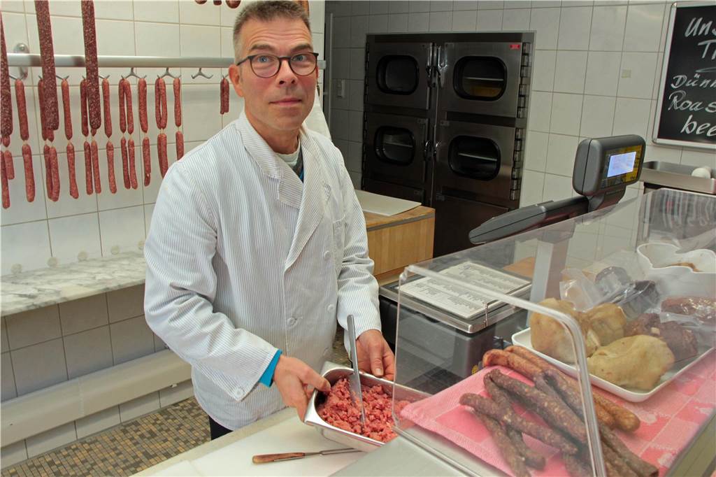 Metzger Thiemann steht in seiner Fleischerei in Werne.