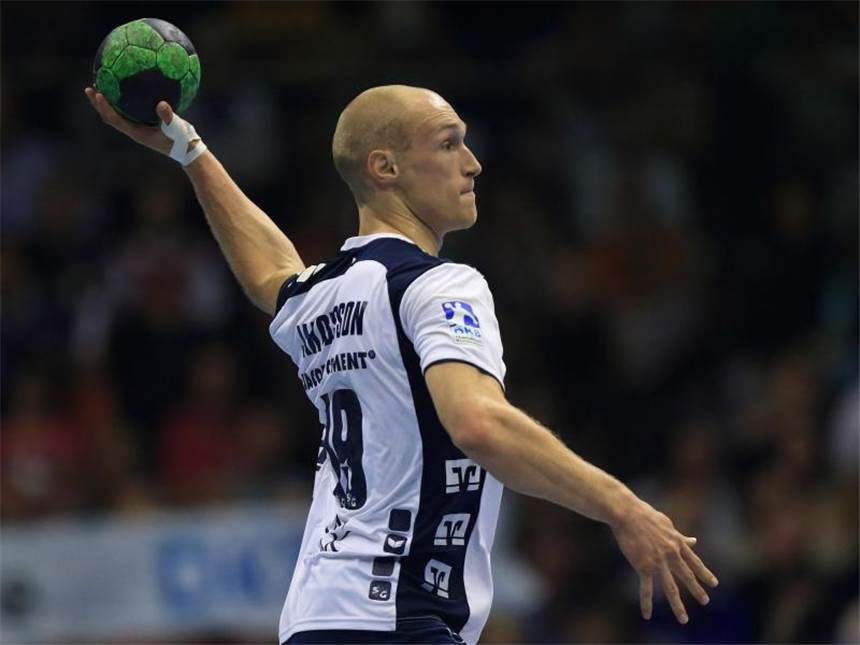 Favoriten ziehen ins Pokal-Achtelfinale ein Die Flensburger um Johan Jakobsson setzten sich mühelos gegen Melsungen durch. Foto: Jens Wolf