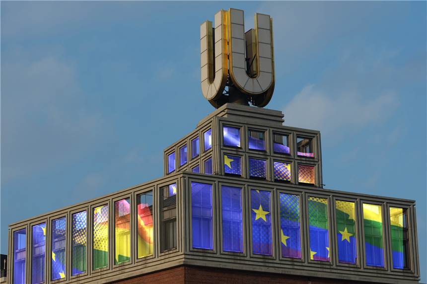 Warum am Wochenende eine Flagge auf dem Dortmunder U weht Die fliegenden Bilder am Dortmunder U leuchten am 9. Mai in bunten Farben. Sie haben eine besondere Bedeutung.