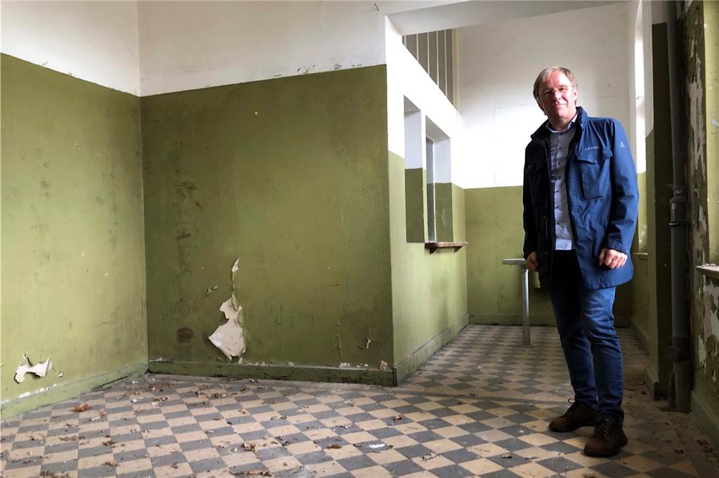 Restaurierung beginnt: Alter Bahnhof bekommt eine neue Chance Die Fliesen und die alte Fahrkartenausgabe in der Schalterhalle bleiben erhalten, sagt Architekt Hermann Josef Steverding.