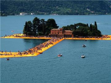 Die "Floating Piers" von Christo waren DAS Kunstereignis des Jahres. Foto: Michael Kappeler