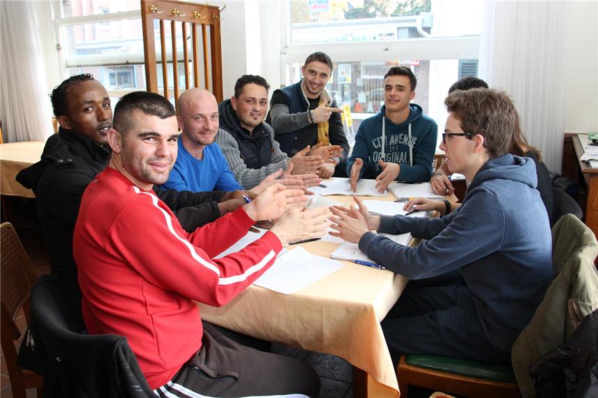 Noch mal die Schulbank drücken Die Flüchtlinge lernen im Rheinisch-Westfälischen Hof zwei Stunden am Tag Deutsch. Das trägt langsam erste Früchte.