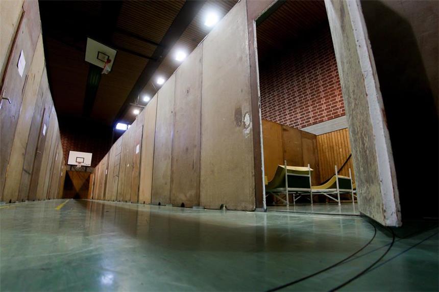 Stadt weist Klagen wegen Flüchtlingsunterbringung zurück Die Flüchtlings-Notunterkunft in den Brügmann-Sporthallen.