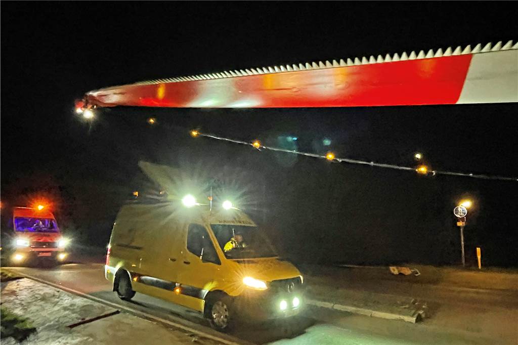 Mit Video: 80-Meter-Lkw transportiert Windrad-Flügel im Schneckentempo durch Werne Ein Schwertransport mit einem Windrad-Flügel.