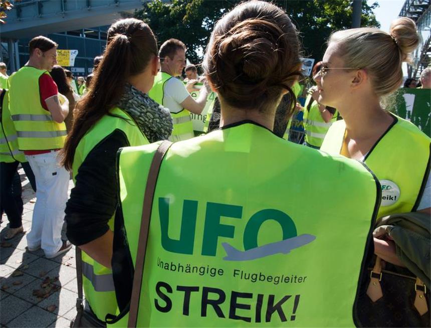 Tarifkonflikt: Flugbegleiter streiken eine Woche lang Die Flugbegleiter der Lufthansa legen die Arbeit nieder.